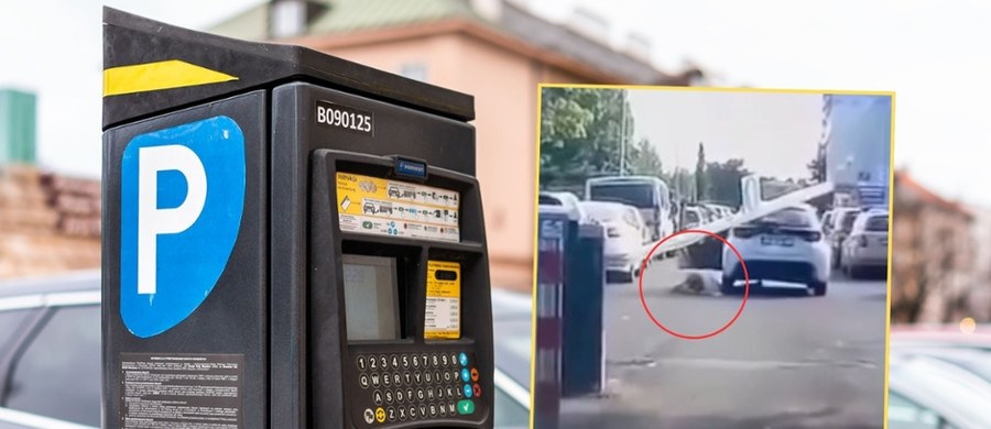 Niecodzienna sytuacja miała miejsce w piątek 11 lipca na jednym z parkingów w Jastrzębiu-Zdroju. Samochód osobowy marki Toyota potrącił dwie kobiety - jedną z nich okazała się właścicielka pojazdu. Jak wynika z policyjnych ustaleń 73-letnia kobieta wysiadła z auta, by pobrać bilet z parkomatu. Po chwili pojazd ruszył i przejechał jej po nodze. Nagranie trafiło do sieci i szybko obiegło media społecznościowe. Policja ukarała właścicielkę samochodu mandatem.