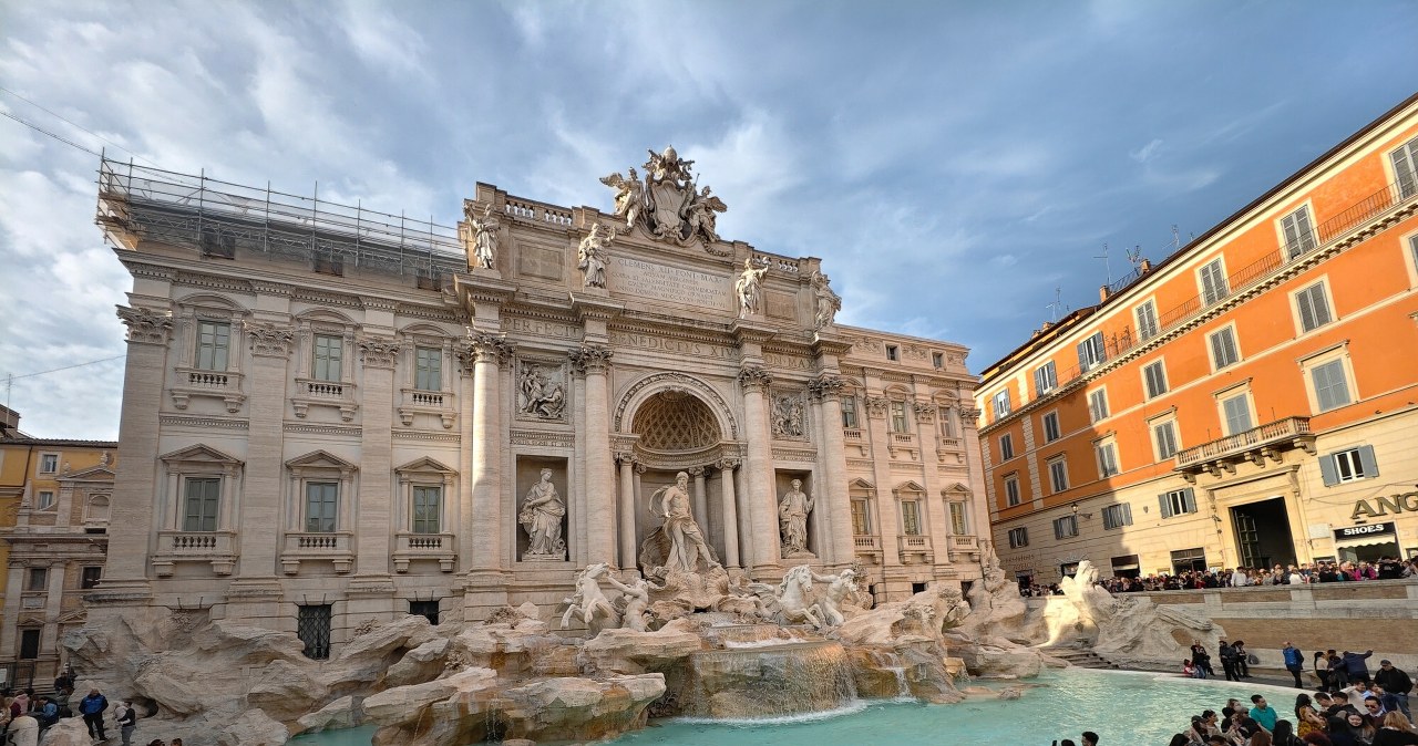 wiadomości,aktualności,Interia Co dzieje się z pieniędzmi z Fontanny di Trevi? Nie uwierzysz, ile turyści wrzucają tam każdego dnia