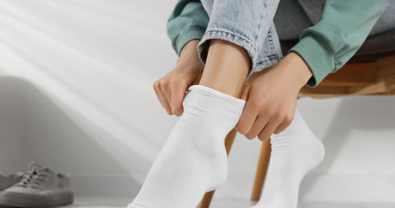 Poszarzałe skarpetki to twoja zmora? Wystarczy 1 produkt za grosze, by lśniły bielą