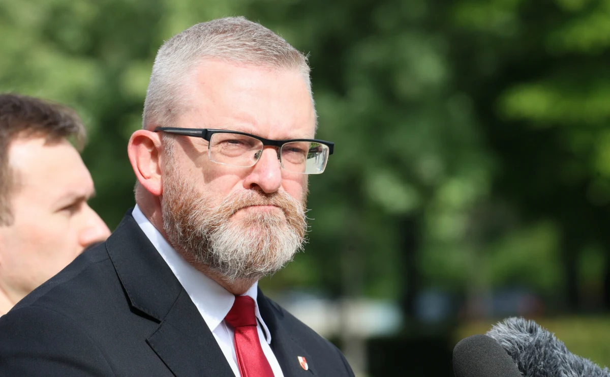 Instytut Pamięci Narodowej wszczął śledztwo w sprawie "publicznego i wbrew faktom zaprzeczania przez Grzegorza Brauna zbrodniom ludobójstwa popełnionym w niemieckim nazistowskim obozie koncentracyjnym i obozie zagłady KL Auschwitz-Birkenau". Wiemy, co grozi europosłowi z Konfederacji Korony Polskiej.