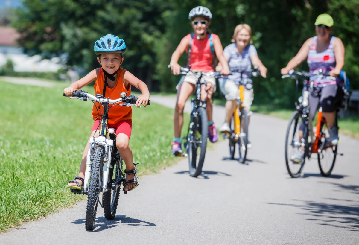 Jest uchwała w sprawie wprowadzenia ustawowego obowiązku noszenia kasku podczas jazdy m.in. rowerem i hulajnogą elektryczną przez dzieci do lat 16. Przepis zostanie wprowadzony w ustawie o ruchu drogowym - poinformował w poniedziałek minister infrastruktury Dariusz Klimczak. "Obowiązek stosowania kasku dla dzieci do 16. roku życia na rowerze i hulajnodze elektrycznej już wkrótce w polskim prawodawstwie!" - napisał polityk po konferencji prasowej na platformie X.