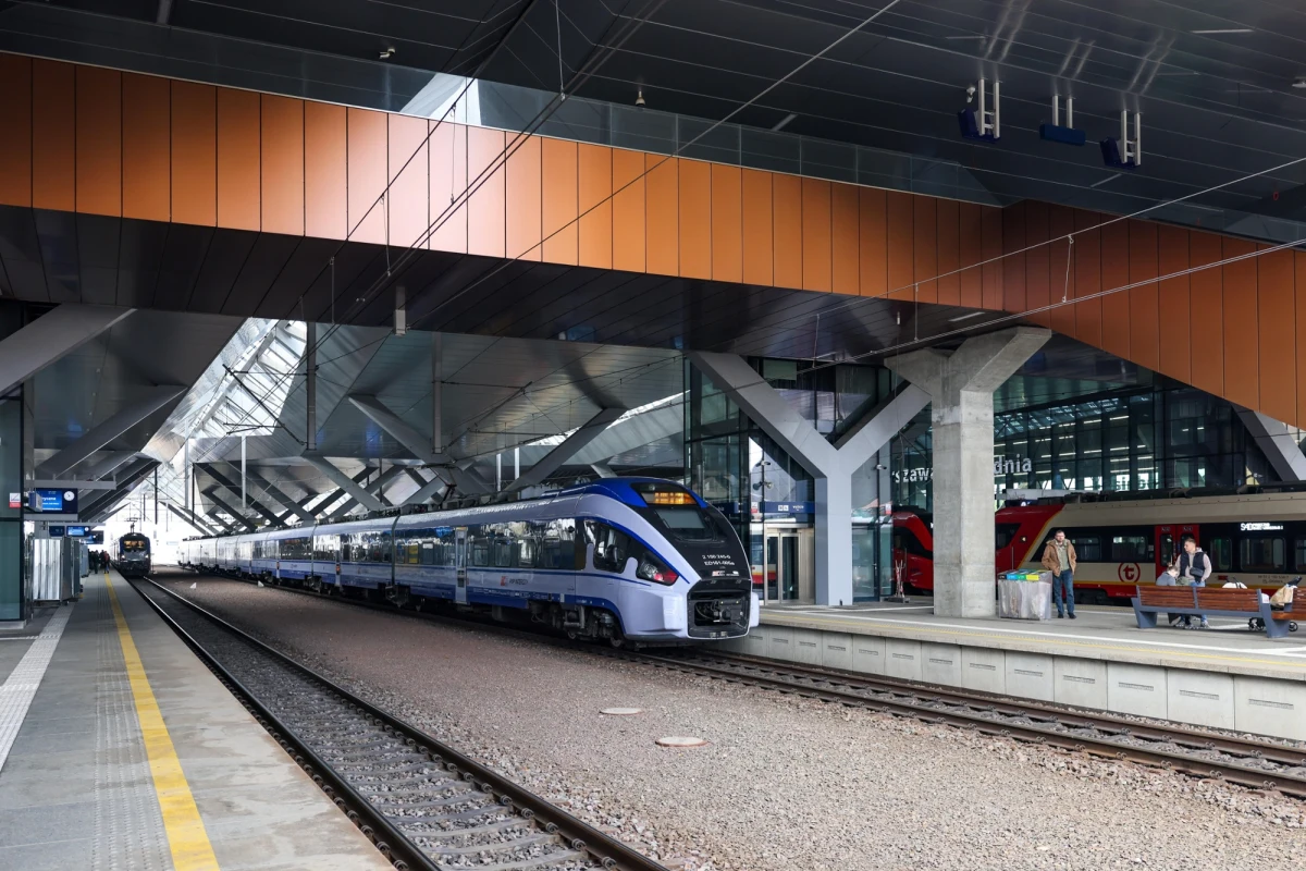 Usterki techniczne na kolei w rejonie warszawskiego węzła kolejowego spowodowała burza, która przeszła nad Warszawą. Pociągi kursują, ale z opóźnieniami. Aktualnie poślizg wynosi ok. 30 minut. Których dokładnie relacji dotyczą opóźnienia?