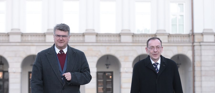 Decyzja o umorzeniu śledztwa ws. przekroczenia uprawnień i niedopełnienia obowiązków przez funkcjonariuszy policji i służby ochrony państwa została podtrzymana. Chodzi o zatrzymanie w Pałacu Prezydenckim posłów Mariusza Kamińskiego i Macieja Wąsika. Miało to miejsce 9 stycznia 2024 r.
