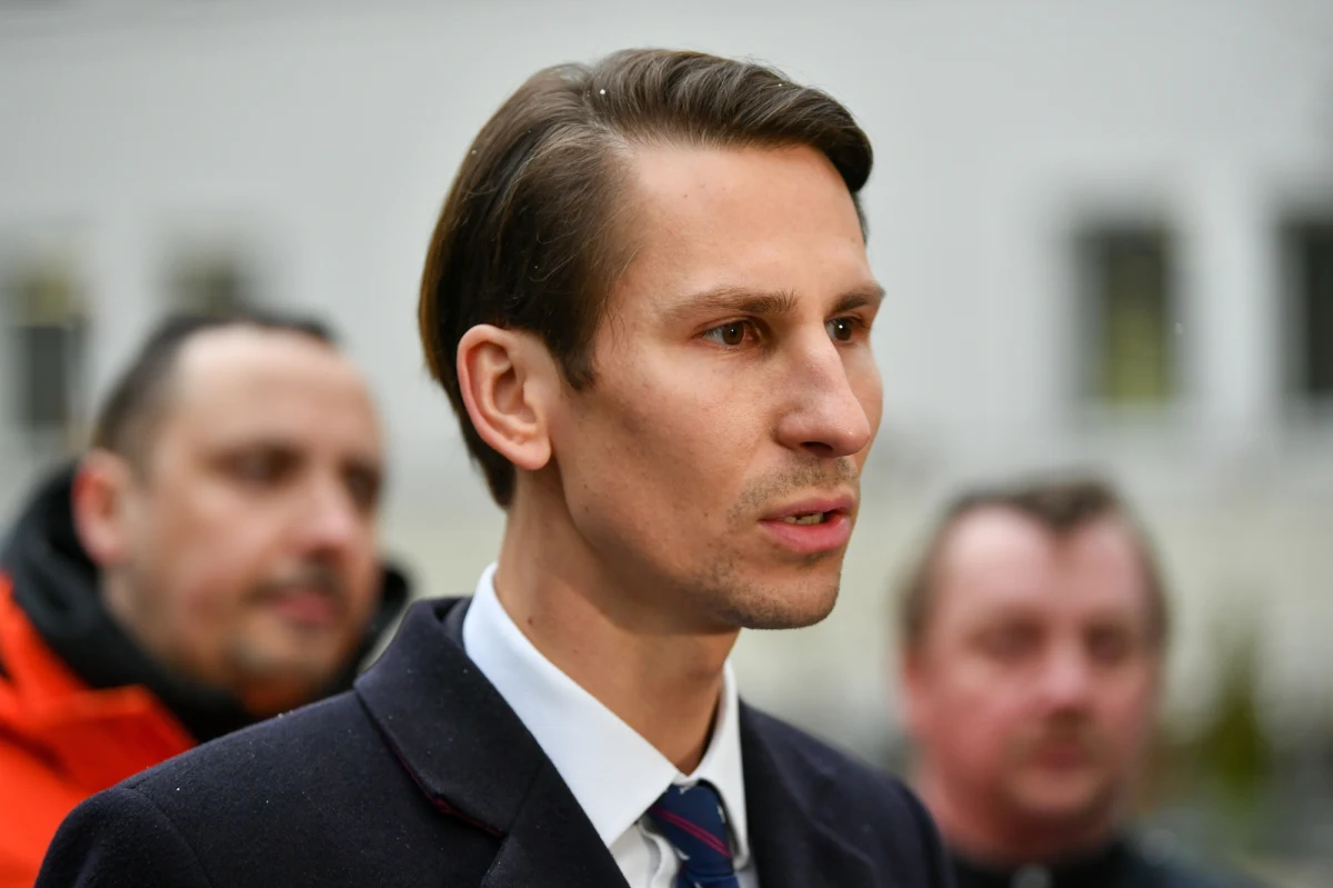 ​Trójmiejski poseł Prawa i Sprawiedliwości Kacper Płażyński ma poważne podejrzenia co do przetargu na administrowanie cmentarzami w Gdańsku. Polityk twierdzi, że był ustawiony. W poniedziałek przekazał informację o zawiadomieniu, jakie złożył w tej sprawie do prokuratury, CBA i UOKiK. Władze miasta odrzucają zarzuty polityka, zapewniając, że postępowanie przetargowe odbyło się zgodnie ze wszystkimi wymogami prawnymi.