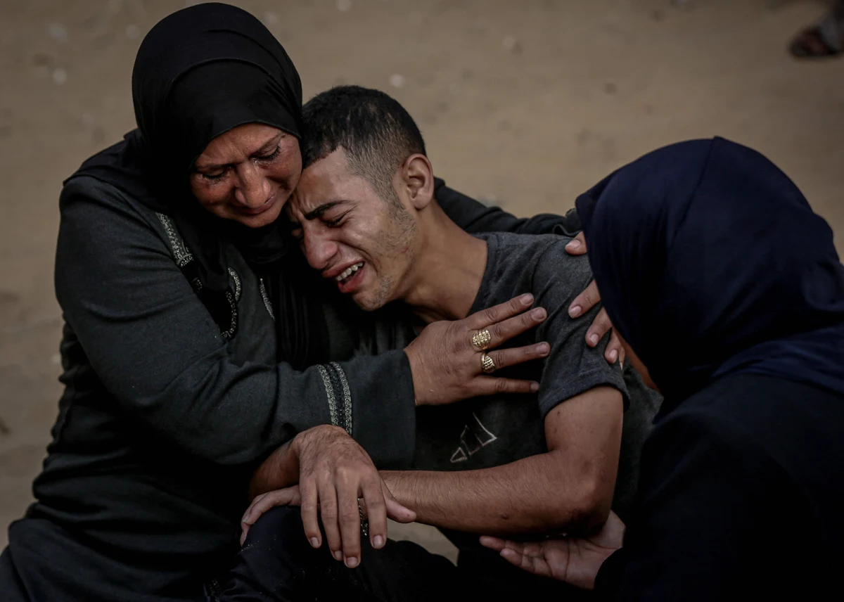 Nasila się krytyka wobec planów izraelskich władz, które na ruinach miasta Rafah chcą wybudować gigantyczny obóz mogący pomieścić do 600 tys. Palestyńczyków. Choć Tel Awiw nazywa to rozwiązanie "miastem humanitarnym", innego zdania jest były premier Izraela Ehud Olmert, który wprost mówi o "obozie koncentracyjnym" i "czystce etnicznej".