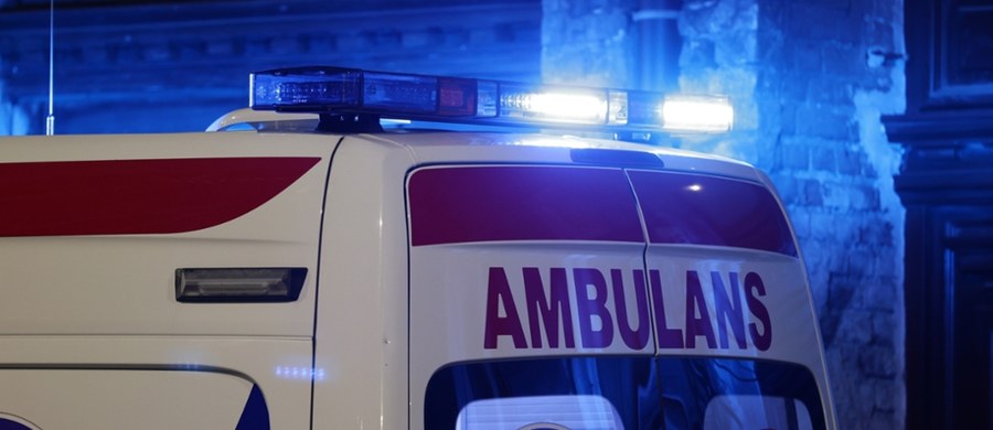 Do pięciu lat więzienia grozi 36-latce i 35-latkowi, którzy opiekowali się piątką dzieci, mając w organizmach ponad 2 promile alkoholu. Najbardziej szokujące jest to, że najmłodsze dziecko miało sześć dni. Okazało się, że noworodek wymaga pomocy medycznej. Do zdarzenia, o którym służby poinformowały w poniedziałek, doszło w miejscowości Somonino w województwie pomorskim.