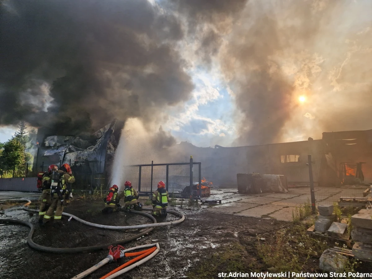 Duży pożar hali produkcyjno-magazynowej z tworzywami sztucznymi, o powierzchni ok. 3000 m², do którego doszło w poniedziałek przed godz. 17:00 w Siemianowicach Śląskich, jest już opanowany. Nad miastem unosiły się kłęby dymu widoczne z co najmniej 25 km. Część mieszkańców Śląska dostała alert RCB. W akcji gaszenia ognia brało udział 48 zastępów Państwowej i Ochotniczej Straży Pożarnej, czyli łącznie 116 strażaków. Według służb nie doszło do skażenia wód, a w zdarzeniu nikt nie ucierpiał. Trwa dogaszanie pogorzeliska. 