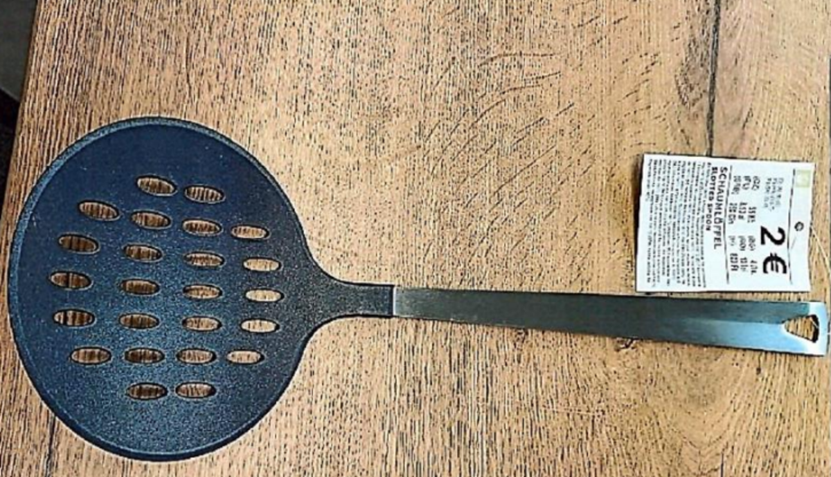 Główny Inspektorat Sanitarny wydał ostrzeżenie dotyczące przyboru kuchennego sprzedawanego w sklepach TEDi. Chodzi o łyżkę cedzakową. Jak poinformowano, z produktu do żywności przenoszą się substancje mogące zagrażać zdrowiu. Łyżkę wycofano już ze sprzedaży.