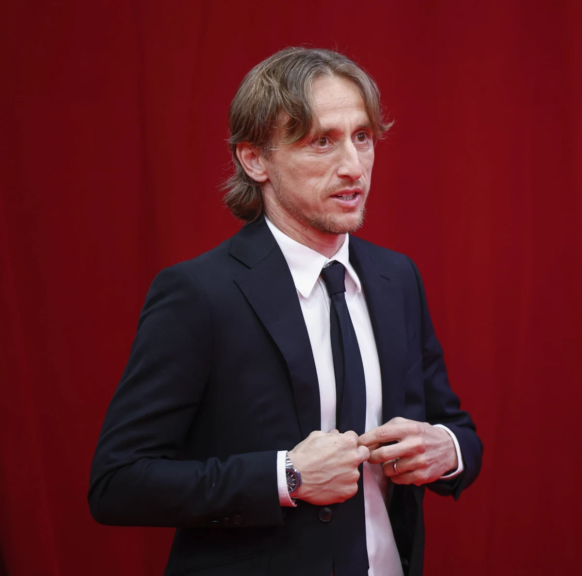 To już oficjalne. ​Chorwacki piłkarz Luka Modrić sfinalizował kontrakt z AC Milan - poinformował w poniedziałek włoski klub. Do Italii przenosi się po 13 latach gry w Realu Madryt. Umowa, na której Chorwat złożył podpis, obowiązuje na rok z opcją przedłużenia do czerwca 2027 roku. 