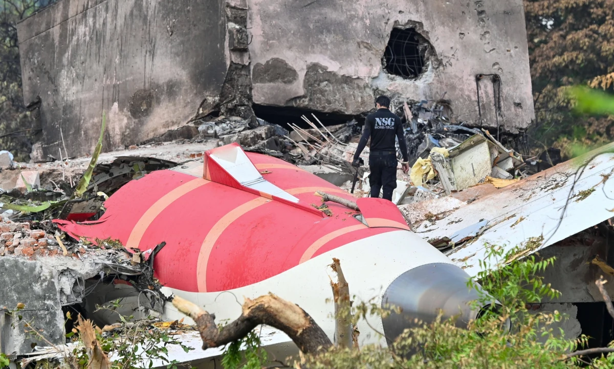 Indyjska Dyrekcja Generalna Lotnictwa Cywilnego (DGCA) wydała nakaz przeprowadzenia obowiązkowych kontroli przełączników sterowania paliwem w samolotach Boeing. Wielu przewoźników - także za granicą - rozpoczęło też własne inspekcje. Decyzja ta jest reakcją na tragiczną katastrofę lotu Air India 171, do której doszło 12 czerwca. Zginęło 241 osób na pokładzie i 19 na ziemi. Przeżył tylko jeden pasażer.