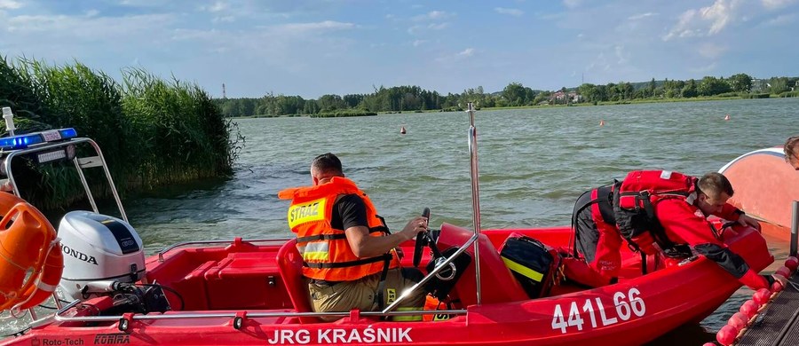 Dziewięć osób, w tym ośmioro nieletnich członków załogi, znalazło się w wodzie po tym, jak w wyniku szkwału na Zalewie Kraśnickim wywróciły się dwie żaglówki. Tragedii udało się uniknąć wyłącznie dzięki temu, że każdy z uczestników żeglugi miał założoną kamizelkę ratunkową, która zapobiegła utonięciu. Do tego niebezpiecznego zdarzenia doszło w województwie lubelskim w poniedziałek. 