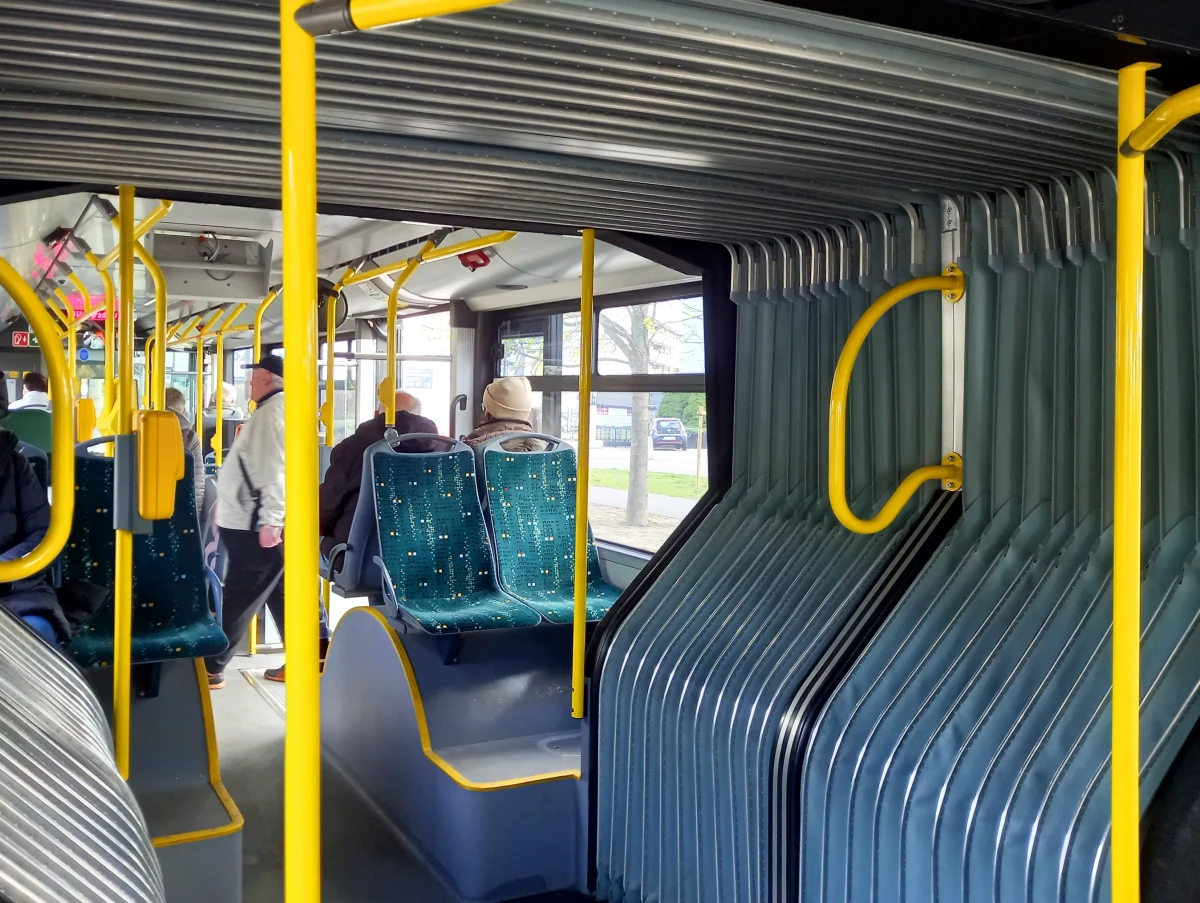 "Czy wiesz, że dziś jest dzień łapania za pupę?" - takie pytanie wyświetlane było w poniedziałek na ekranach reklamowych w pojazdach MPK Poznań. Miejski przewoźnik już przeprosił za zewnętrznego operatora ekranów, a jeden z miejskich radnych złożył interpelację do prezydenta Poznania.