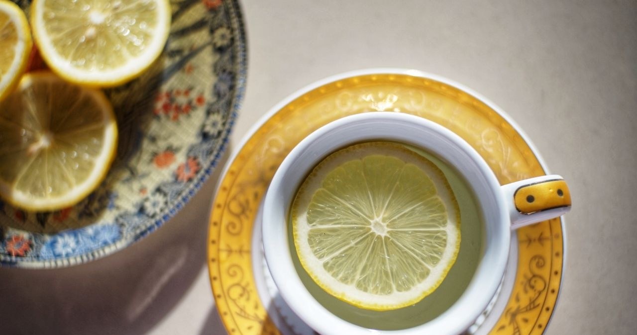 Włóż do szklanki z wodą. Idealna sprawa, jeżeli próbujesz ograniczyć słodycze