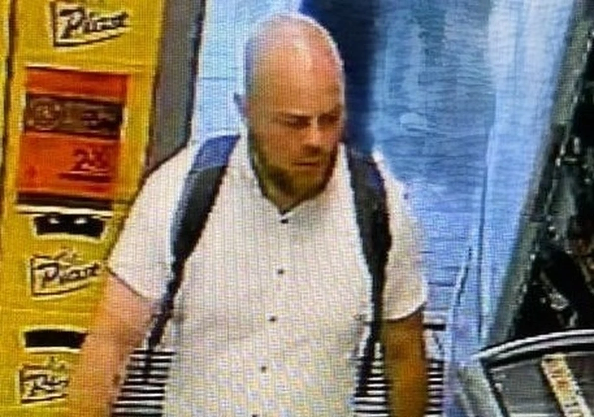 Wrocławscy policjanci opublikowali zdjęcia dwóch mężczyzn, którzy na osiedlu Grabiszynek pobili pracownika Żabki - obywatela Ukrainy. Twarze napastników zarejestrowały kamery monitoringu.    