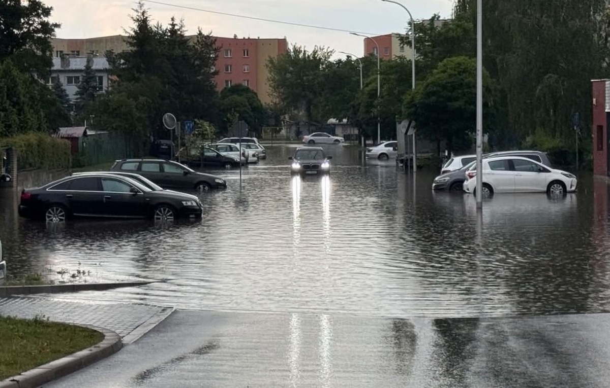 Suwałki zalane. Woda wlewała się przez dach