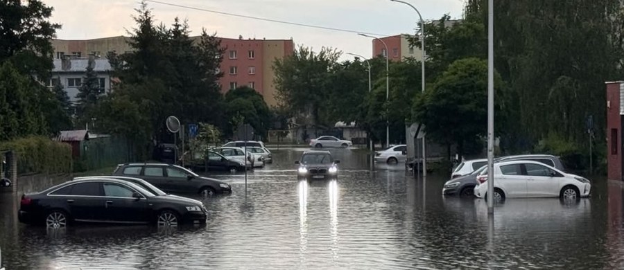Potężna nawałnica, która przeszła nad Suwałkami (Podlaskie), spowodowała zniszczenia w mieście. W urzędzie miejskim zwołano posiedzenie Zespołu Zarządzania Kryzysowego - informuje reporter RMF FM.