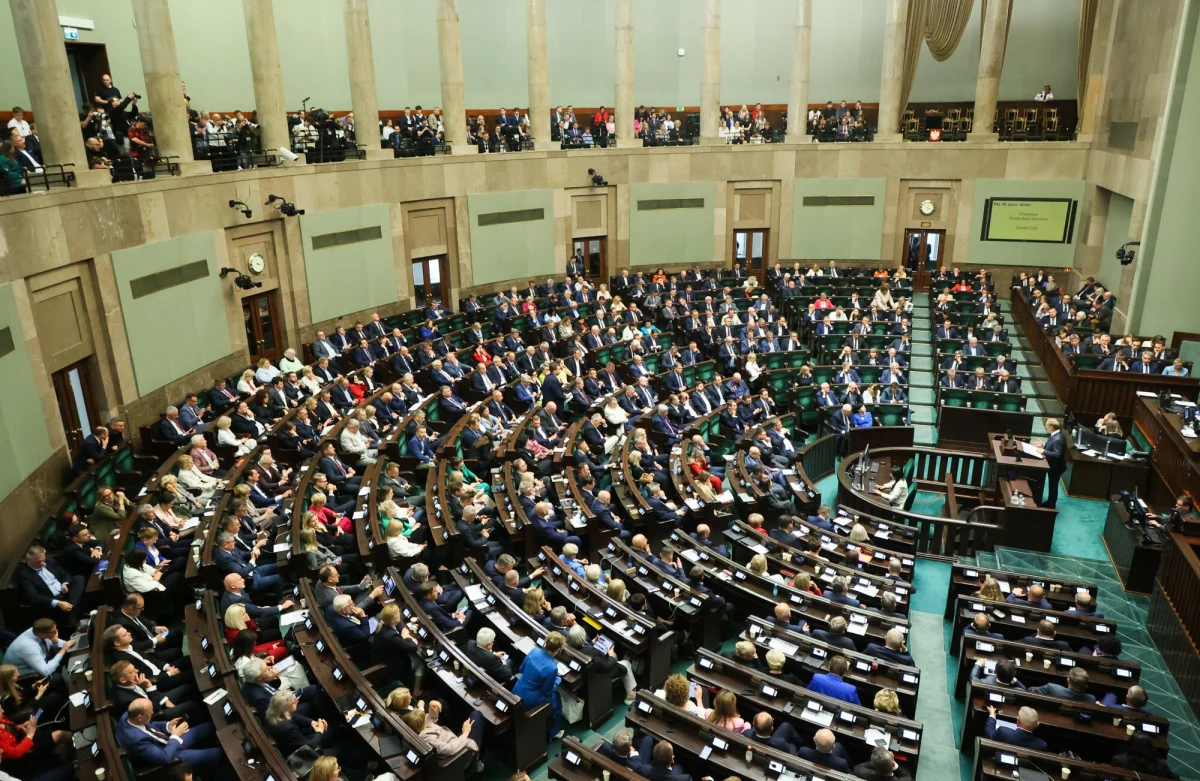 Polacy oczekują odświeżenia sceny politycznej. Aż 70 proc. respondentów uważa, że parlamentarzyści zasiadający w Sejmie i Senacie od wielu kadencji powinni ustąpić miejsca nowym osobom – tak wynika z najnowszego sondażu Opinia24 przeprowadzonego w dniach 7-9 lipca 2025 roku.