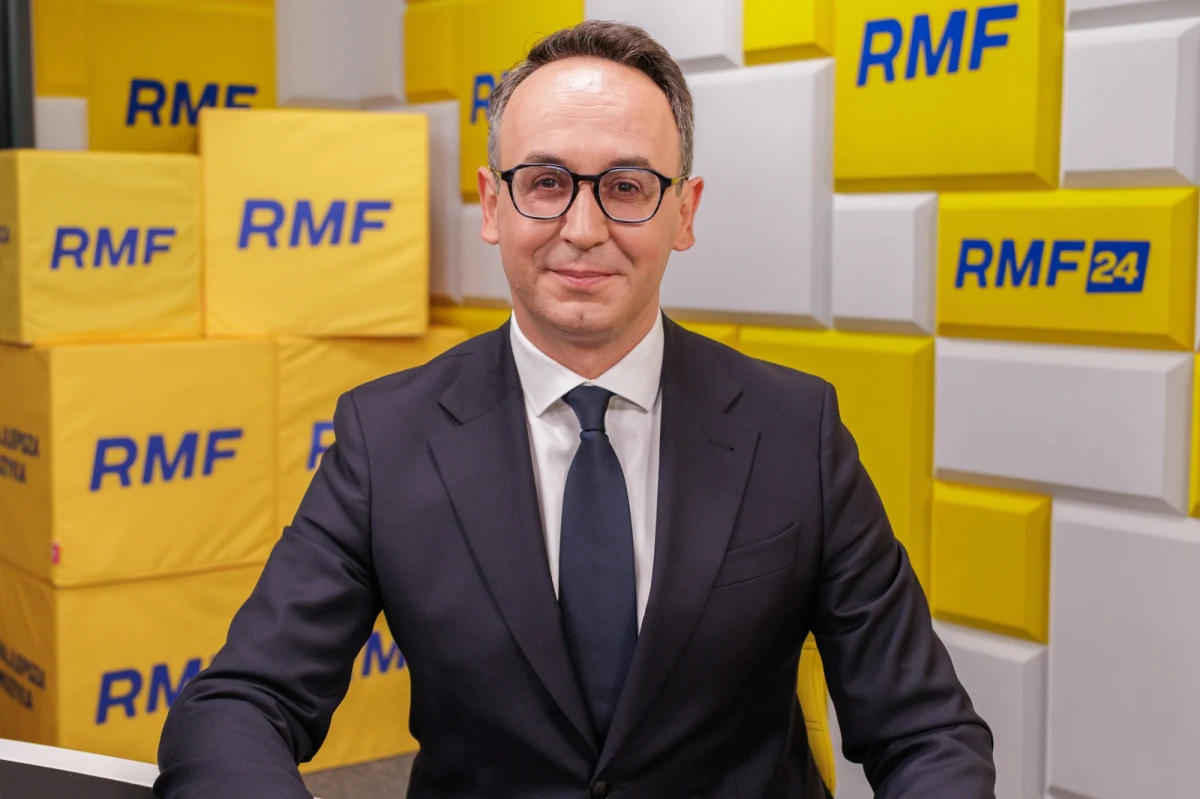 "Chciałbym usłyszeć zapewnienie, że zostaję w rządzie. Rozmawiałem i z liderem PSL-u, Władysławem Kosiniakiem-Kamyszem, i z premierem. Nie ma takiego tematu: 'Darek, zostajesz, nie zostajesz'. Rozmawiamy na tematy, które są dzisiaj ważne dla działania państwa. Nie przygotowuję się jednak do pakowania (...), w moim przekonaniu nic nie wskazuje na to, żeby akurat na tym miejscu nastąpiła zmiana" - powiedział w Porannej rozmowie w RMF FM minister infrastruktury z ramienia PSL Dariusz Klimczak.