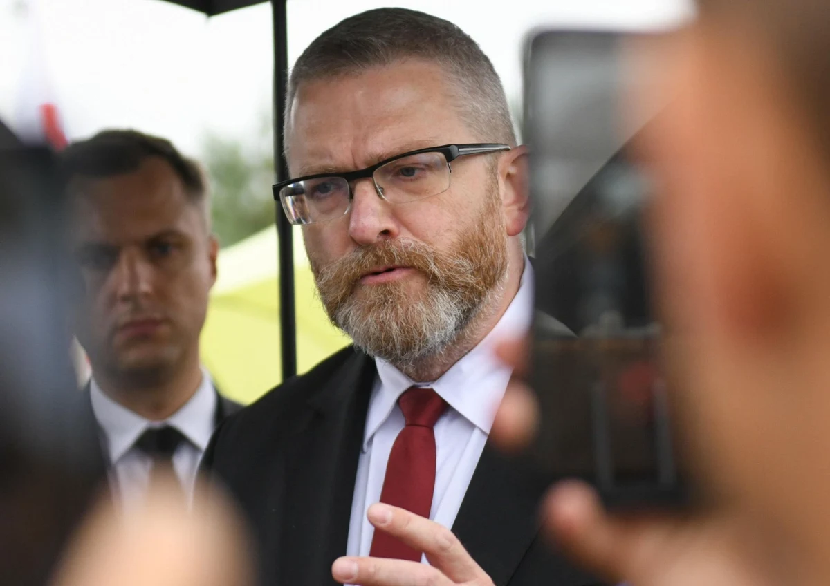 Najpóźniej do końca lipca prokuratura zakończy śledztwo w sprawie europosła Grzegorza Brauna - dowiedział się nieoficjalnie reporter RMF FM Krzysztof Zasada. Na ukończeniu jest już akt oskarżenia, który w najbliższych dniach ma trafić do sądu.