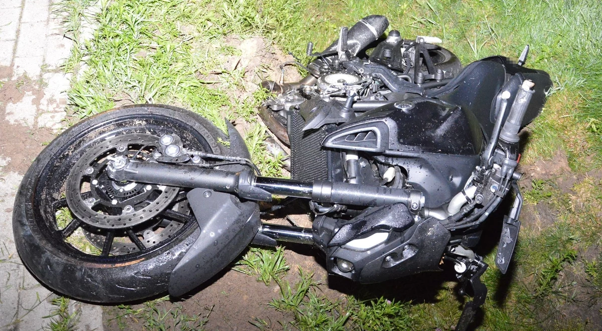 Tragedia w Lubelskiem. 19-latek zmarł na miejscu po tym, jak stracił panowanie nad motocyklem i uderzył w słup, a potem w skrzynkę energetyczną. Do wypadku doszło w nocy z poniedziałku na wtorek w miejscowości Majdan Nowy. 