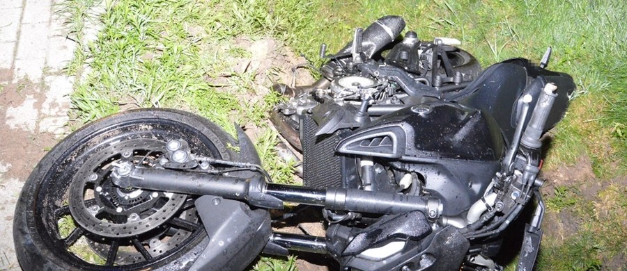 Tragedia w Lubelskiem. 19-latek zmarł na miejscu po tym, jak stracił panowanie nad motocyklem i uderzył w słup, a potem w skrzynkę energetyczną. Do wypadku doszło w nocy z poniedziałku na wtorek w miejscowości Majdan Nowy. 