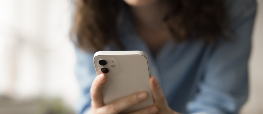 Trudno odciąć się od technologii, a telefon służy już nam nie tylko do kontaktu, ale także do pracy. Mimo wszystko, widząc osoby, które wpatrzone w ekran urządzenia przechodzą przez ulicę lub siedzą przy stole w restauracji, bardzo często w towarzystwie - zastanawiamy się, czy sytuacja nie wymyka się spod kontroli i czy to nie jest już uzależnienie. Na szczęście, refleksja przychodzi coraz częściej - bo coraz więcej osób zgłasza się do specjalisty. 15 lipca obchodzimy Dzień bez Telefonu Komórkowego. 
