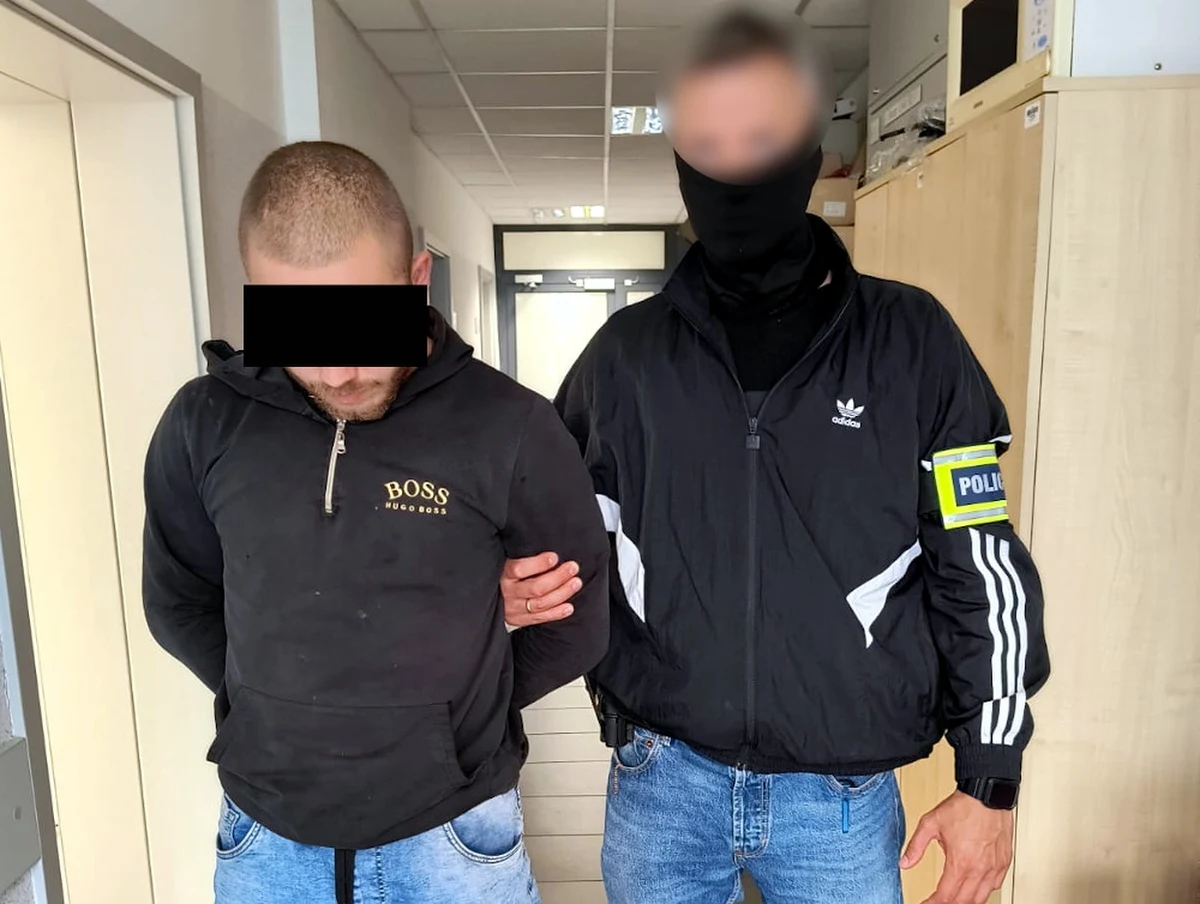 Nawet dożywocie grozi 23-letniemu mężczyźnie, który na jednej z ulic Warszawy zaatakował przypadkowego przechodnia maczetą. Policjanci z komisariatu na Wilanowie wspólnie ze stołecznymi wywiadowcami zatrzymali sprawcę ataku. "W poszukiwaniach znaczenie miał każdy szczegół, a współdziałanie wszystkich pionów przełożyło się na szybkie ustalenie i ujęcie sprawcy" - przekazali mundurowi.