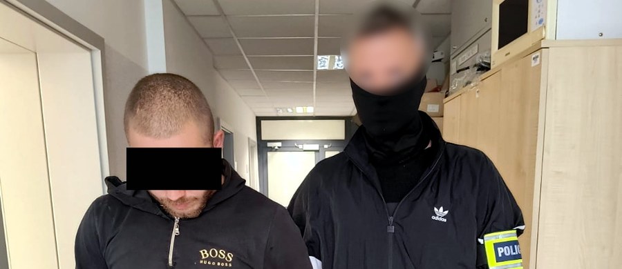 Nawet dożywocie grozi 23-letniemu mężczyźnie, który na jednej z ulic Warszawy zaatakował przypadkowego przechodnia maczetą. Policjanci z komisariatu na Wilanowie wspólnie ze stołecznymi wywiadowcami zatrzymali sprawcę ataku. "W poszukiwaniach znaczenie miał każdy szczegół, a współdziałanie wszystkich pionów przełożyło się na szybkie ustalenie i ujęcie sprawcy" - przekazali mundurowi.