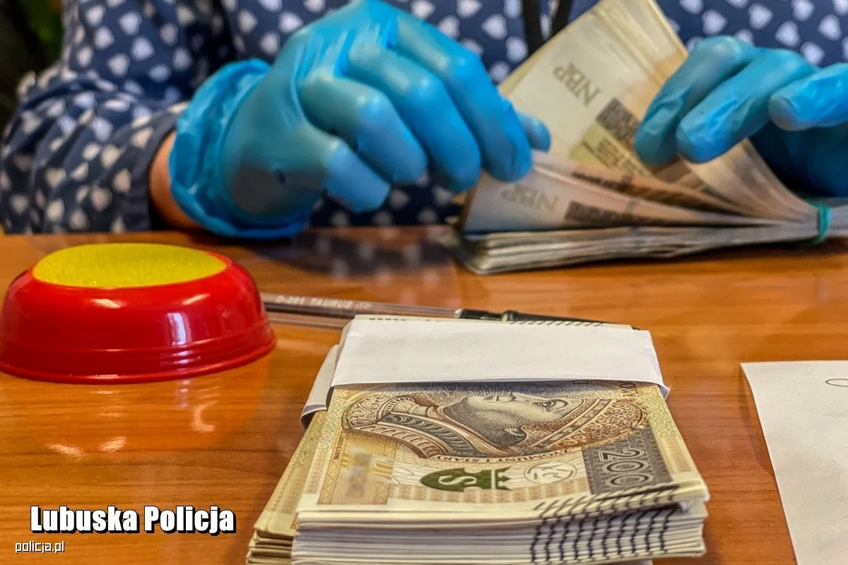 Aktem oskarżenia zakończyło się śledztwo przeciwko czterem byłym pracownicom Ośrodka Pomocy Społecznej w Kostrzynie nad Odrą (Lubuskie). Kobiety wydawały decyzje o przyznaniu świadczeń określonym osobom, które jednak nigdy ich nie otrzymały. W ten sposób ponad 7 mln zł zamiast do potrzebujących trafiły do skorumpowanych urzędniczek. 