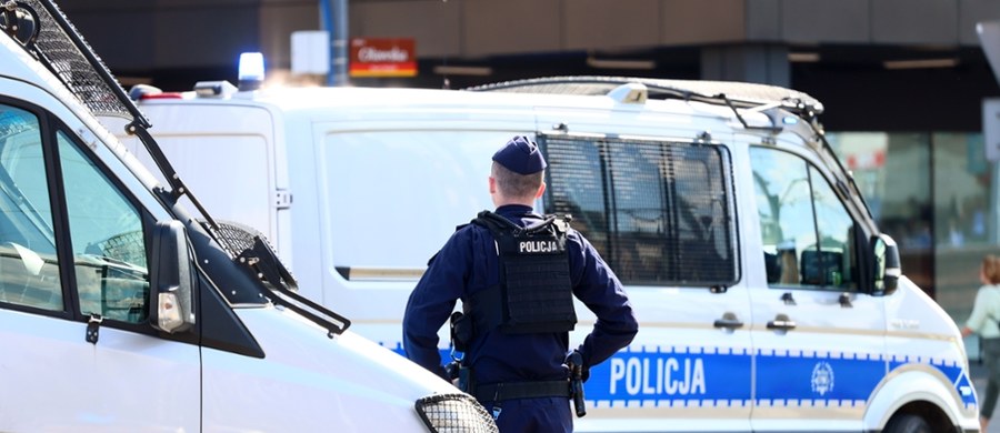 Brutalne zabójstwo w Poznaniu. Policja zatrzymała 37-latka, który zamordował swoją byłą partnerkę i sam zgłosił się do komisariatu. W mieszkaniu było wówczas niespełna 2-letnie dziecko.