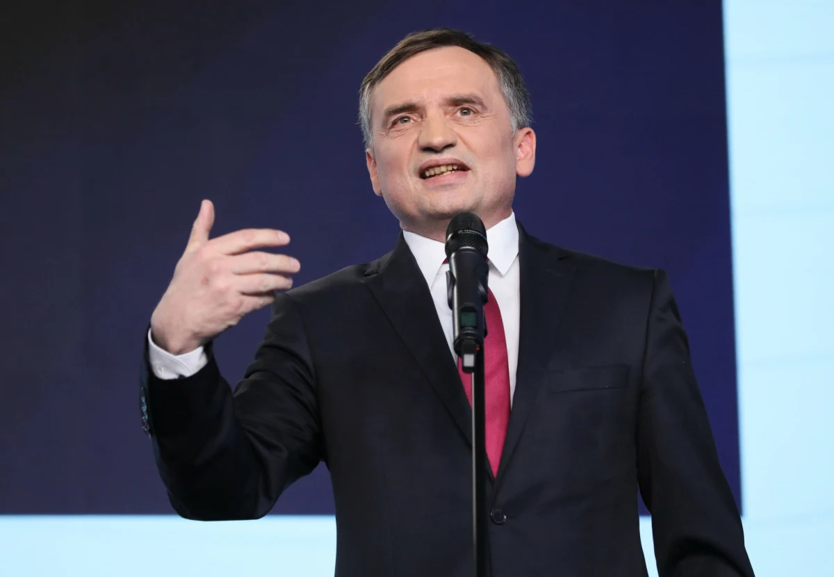 Zgoda na zatrzymanie i doprowadzenie Zbigniewa Ziobry przed sejmową komisję śledczą ds. Pegasusa może być przegłosowana jeszcze przed sejmowymi wakacjami. Wniosek Adama Bodnara w tej sprawie trafił do Sejmu w piątek i - jak ustalił dziennikarz RMF FM Tomasz Skory - natychmiast ruszyła związana z nim procedura. Jakie terminy wchodzą w grę?