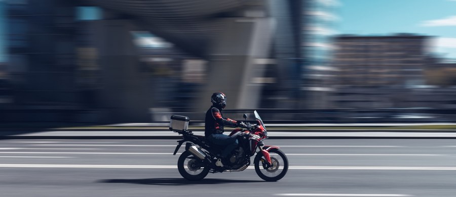 186 km/h pędził drogą ekspresową S6 motocyklista zatrzymany przez policjantów z drogówki w Gryficach. Nie tylko znacznie przekroczył dozwoloną prędkość, ale też nie miał uprawnień.    