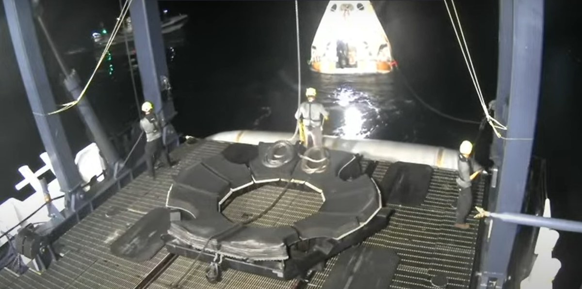 Kapsuła Dragon Grace z czworgiem astronautów misji Ax-4, w tym Polakiem Sławoszem Uznańskim-Wiśniewskim, wróciła na Ziemię. O godz. 11:31 wodowała w Pacyfiku. Polski astronauta opuścił ją o godz. 12:25. Kapsułę wyłowił wcześniej z oceanu statek Shannon należący do firmy SpaceX. Przystosowanie się na nowo do ziemskiego ciążenia zajmie astronautom trochę czasu. Transmisję z lądowania można było obejrzeć w serwisie YouTube.