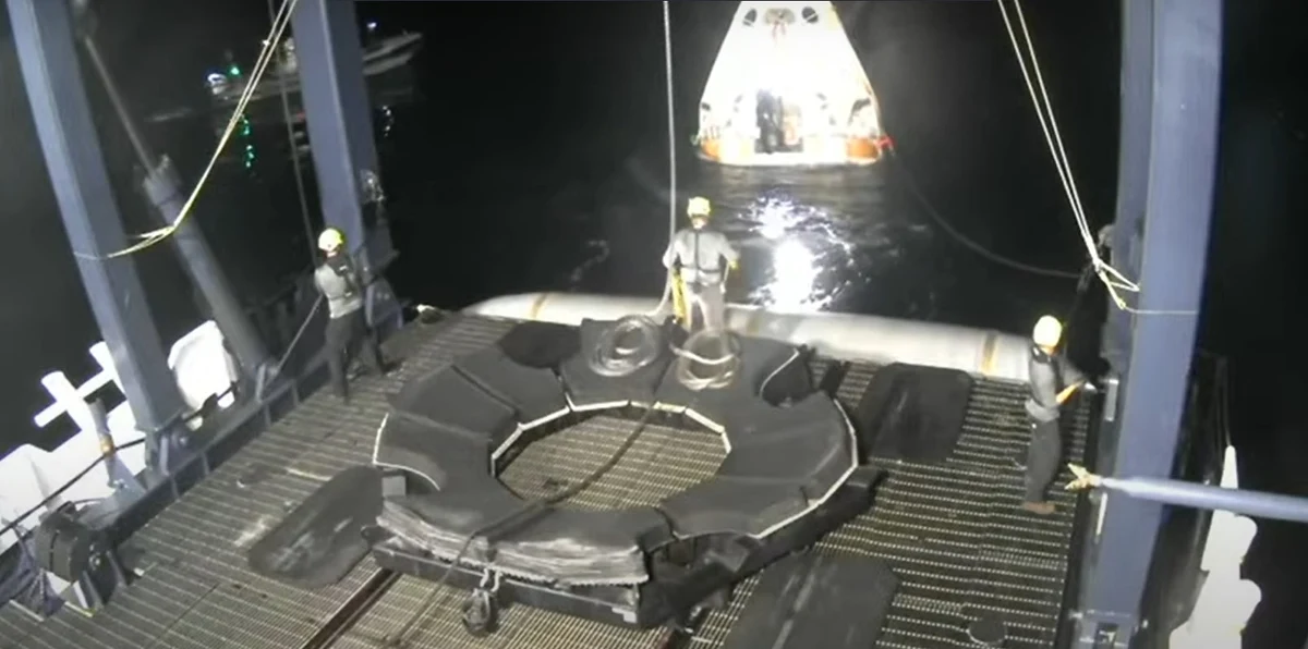 Kapsuła Dragon Grace z czworgiem astronautów misji Ax-4, w tym Polakiem Sławoszem Uznańskim-Wiśniewskim, wróciła na Ziemię. O godz. 11:31 wodowała w Pacyfiku. Polski astronauta opuścił ją o godz. 12:25. Kapsułę wyłowił wcześniej z oceanu statek Shannon należący do firmy SpaceX. Przystosowanie się na nowo do ziemskiego ciążenia zajmie astronautom trochę czasu. Transmisję z lądowania można było obejrzeć w serwisie YouTube.