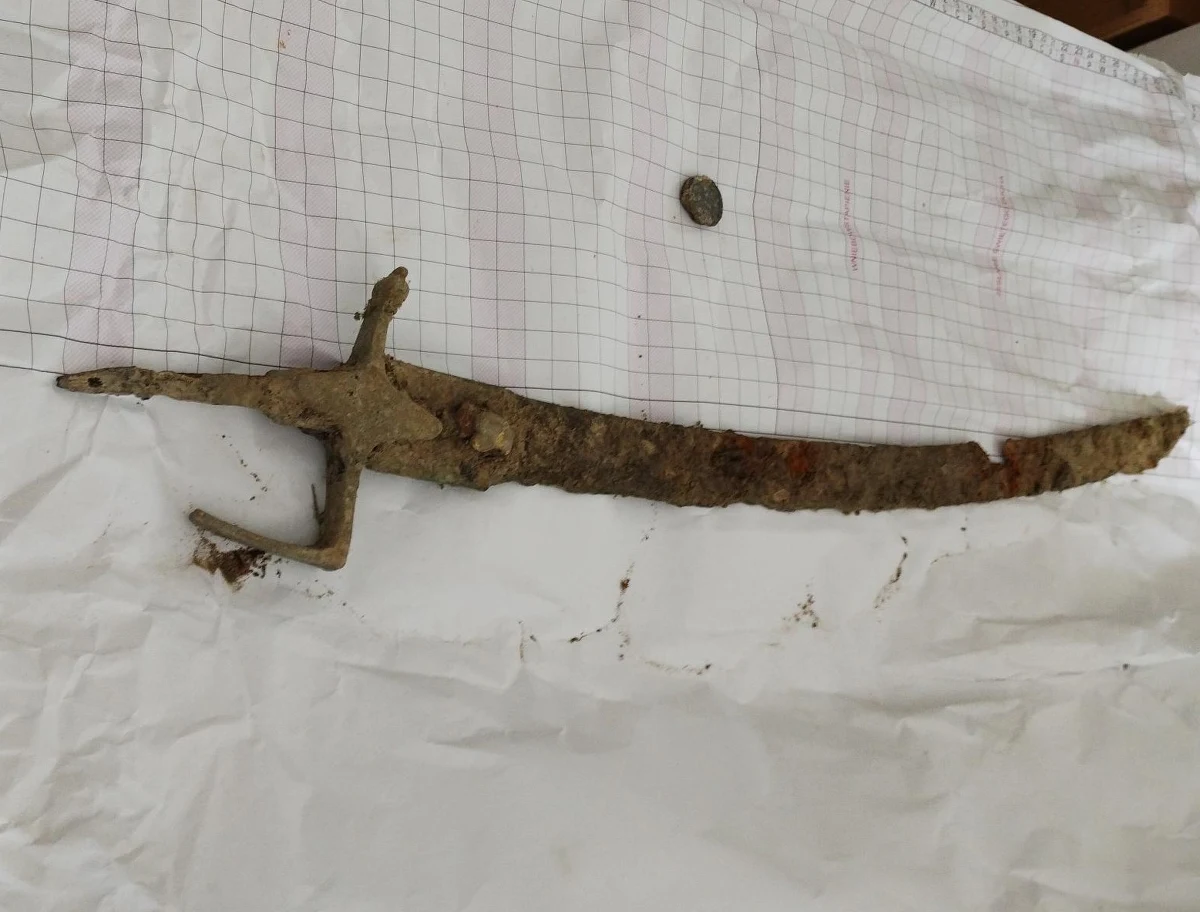 Po średniowiecznym mieczu znalezionym w Wiśle, kolejne znalezisko - zabytkowa szabla - zostało przekazane stołecznemu konserwatorowi zabytków. Prawdopodobnie jest to szabla piechoty z drugiej połowy XVIII wieku.