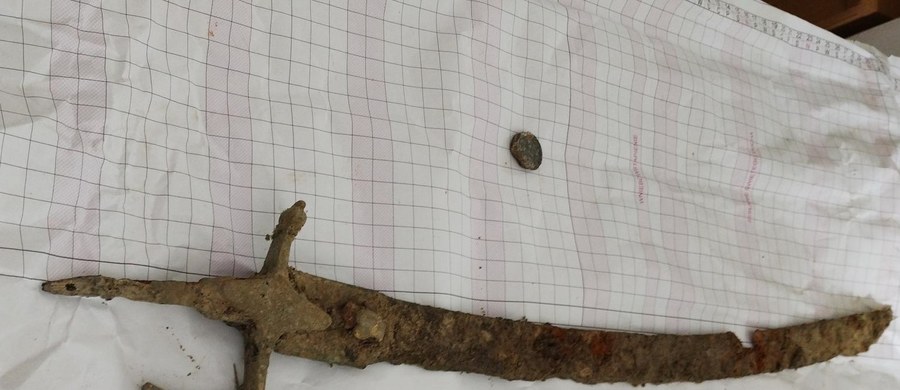 Po średniowiecznym mieczu znalezionym w Wiśle, kolejne znalezisko - zabytkowa szabla - zostało przekazane stołecznemu konserwatorowi zabytków. Prawdopodobnie jest to szabla piechoty z drugiej połowy XVIII wieku.
