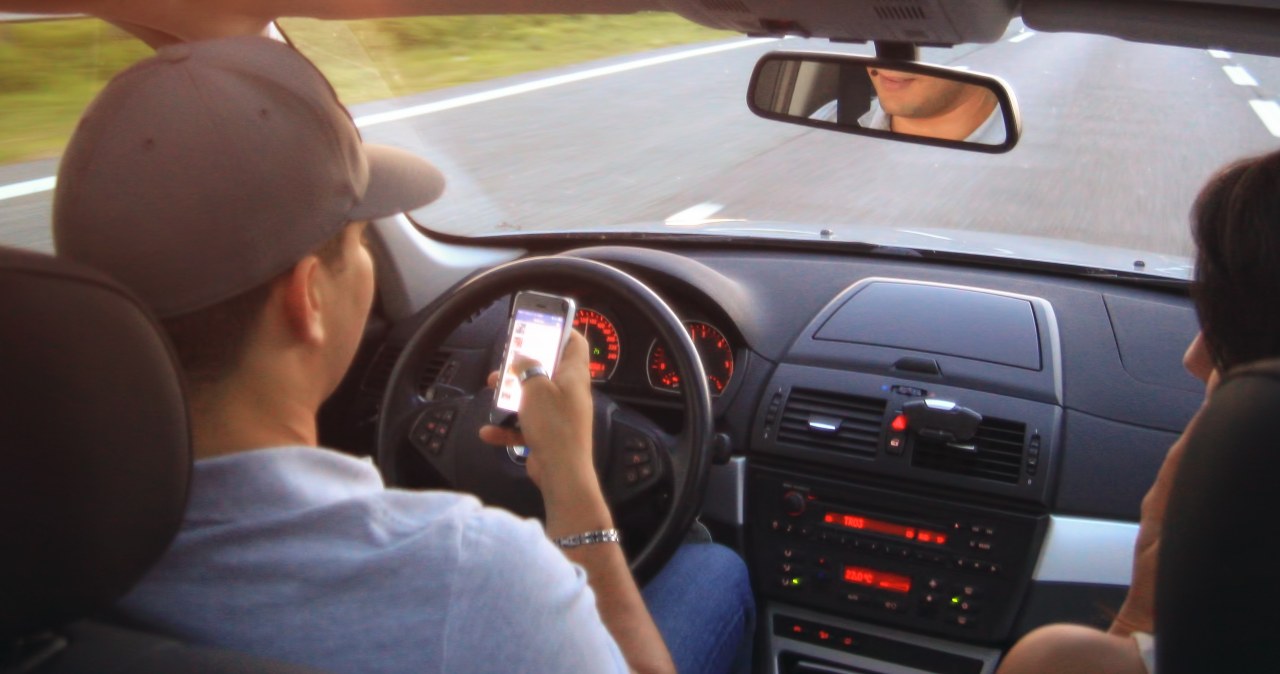 Niemcy mają nowy fotoradar. Wykrywa kierowców rozmawiających przez telefon