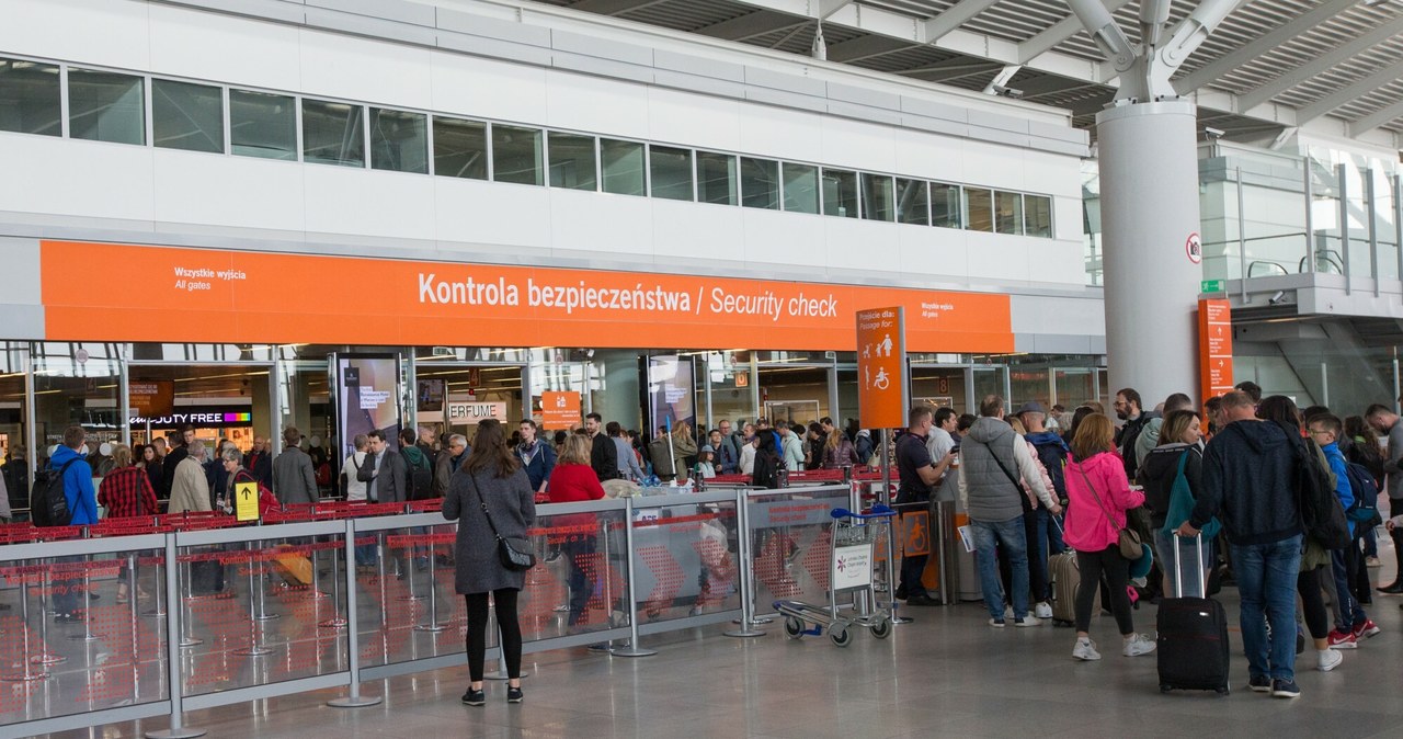 Koniec z irytującym obowiązkiem na lotniskach. Czy zmiany dotrą też do Polski? wiadomości,aktualności,Interia Koniec z irytującym obowiązkiem na lotniskach. Czy zmiany dotrą też do Polski?