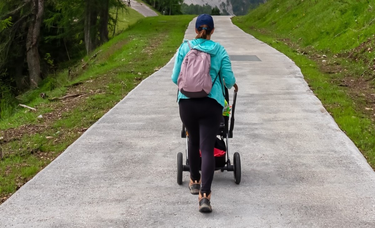 Tragedia była blisko. Wózek z niemowlęciem stoczył się ze zbocza