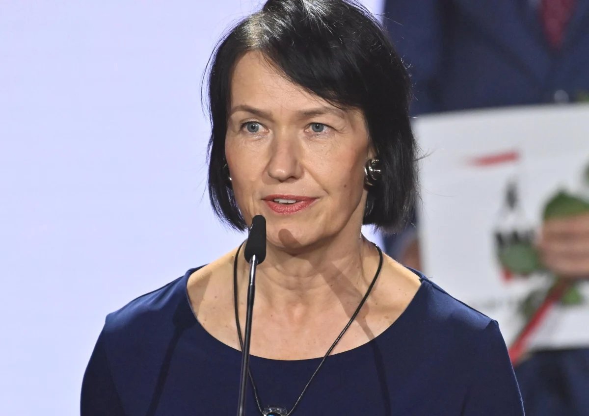 Marta Morawiecka, siostra byłego premiera Mateusza Morawieckiego, miała przejąć 3/4 mieszkania pani Teresy, 99-letniej bohaterki Armii Krajowej, w zamian za opiekę. Krewni kobiety pytają: czy pani Teresa była świadoma tego, co podpisuje? O sprawie donosi portal Onet.