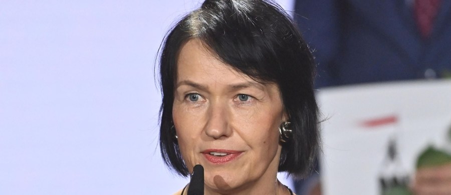 Marta Morawiecka, siostra byłego premiera Mateusza Morawieckiego, miała przejąć 3/4 mieszkania pani Teresy, 99-letniej bohaterki Armii Krajowej, w zamian za opiekę. Krewni kobiety pytają: czy pani Teresa była świadoma tego, co podpisuje? O sprawie donosi portal Onet.