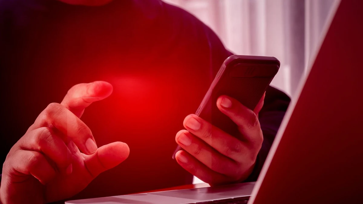 Coraz więcej Polaków otrzymuje wiadomości SMS i iMessage, które rzekomo pochodzą od firmy kurierskiej Pocztex. W rzeczywistości to sprytna pułapka zastawiona przez cyberprzestępców, którzy próbują wyłudzić dane osobowe oraz informacje o kartach płatniczych. Eksperci apelują o zachowanie czujności i rozwagę.