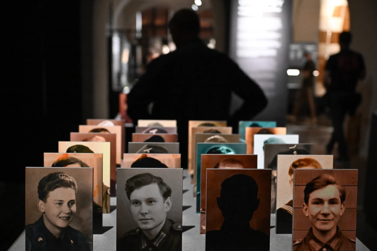 Wystawę "Nasi chłopcy", poświęconą mieszkańcom Pomorza wcielonym do armii III Rzeszy, skrytykowali były, jak i obecny szef MON. Zdaniem Mariusza Błaszczaka gdańska ekspozycja to "jawna realizacja niemieckiej narracji". Władysław Kosiniak-Kamysz napisał, że "nasi chłopcy, żołnierze i cywile, Polacy, bronili Ojczyzny przed nazistowskimi Niemcami do ostatniej kropli krwi". "To oni są bohaterami i to im należą się miejsca na wystawach" - dodał. Krytyki dla Muzeum Gdańska nie szczędził także prezydent Andrzej Duda.