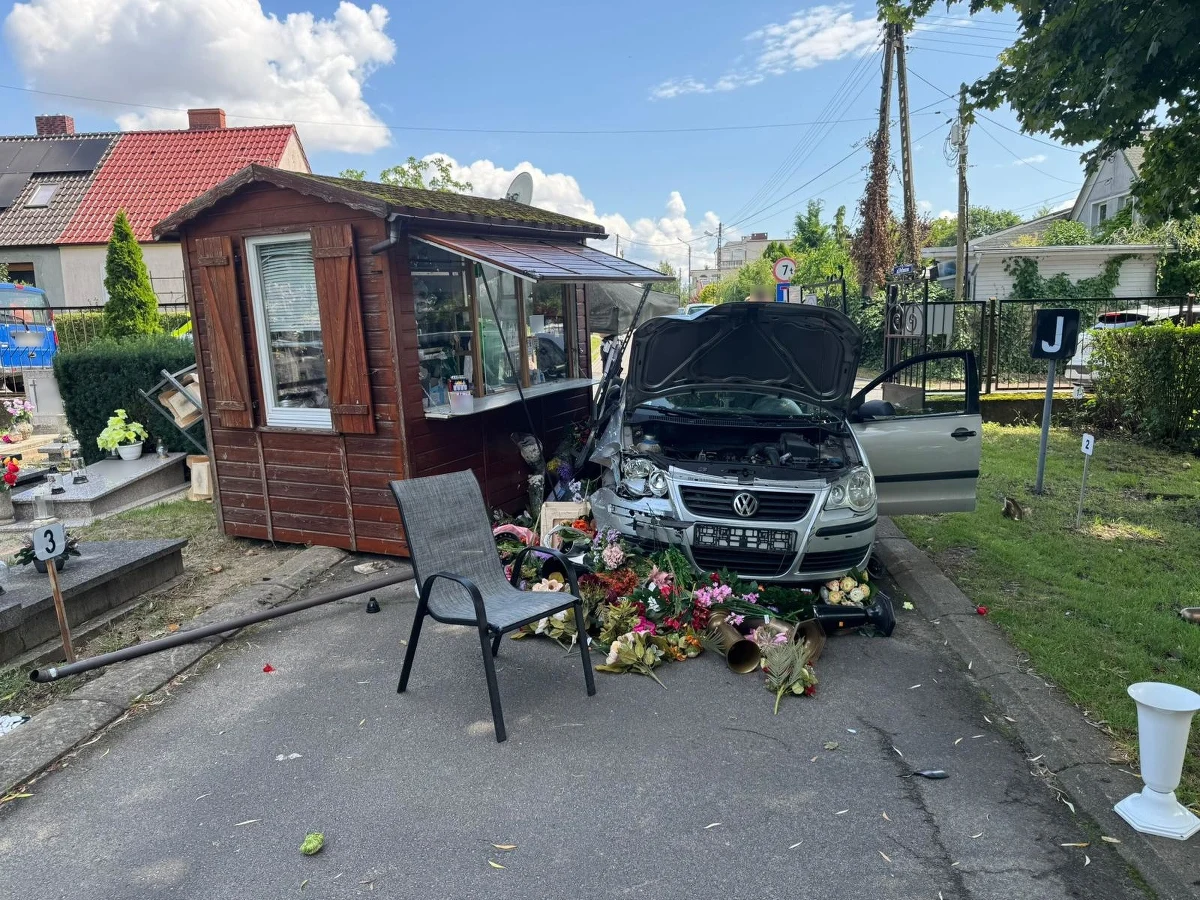 82-latek ze Świebodzina miał pecha. Pomylił w samochodzie gaz z hamulcem i uderzył w kiosk na cmentarzu. W środku była ekspedientka, na szczęście nikomu nic się nie stało.
