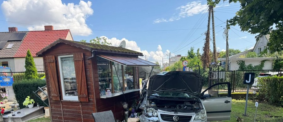 82-latek ze Świebodzina miał pecha. Pomylił w samochodzie gaz z hamulcem i uderzył w kiosk na cmentarzu. W środku była ekspedientka, na szczęście nikomu nic się nie stało.