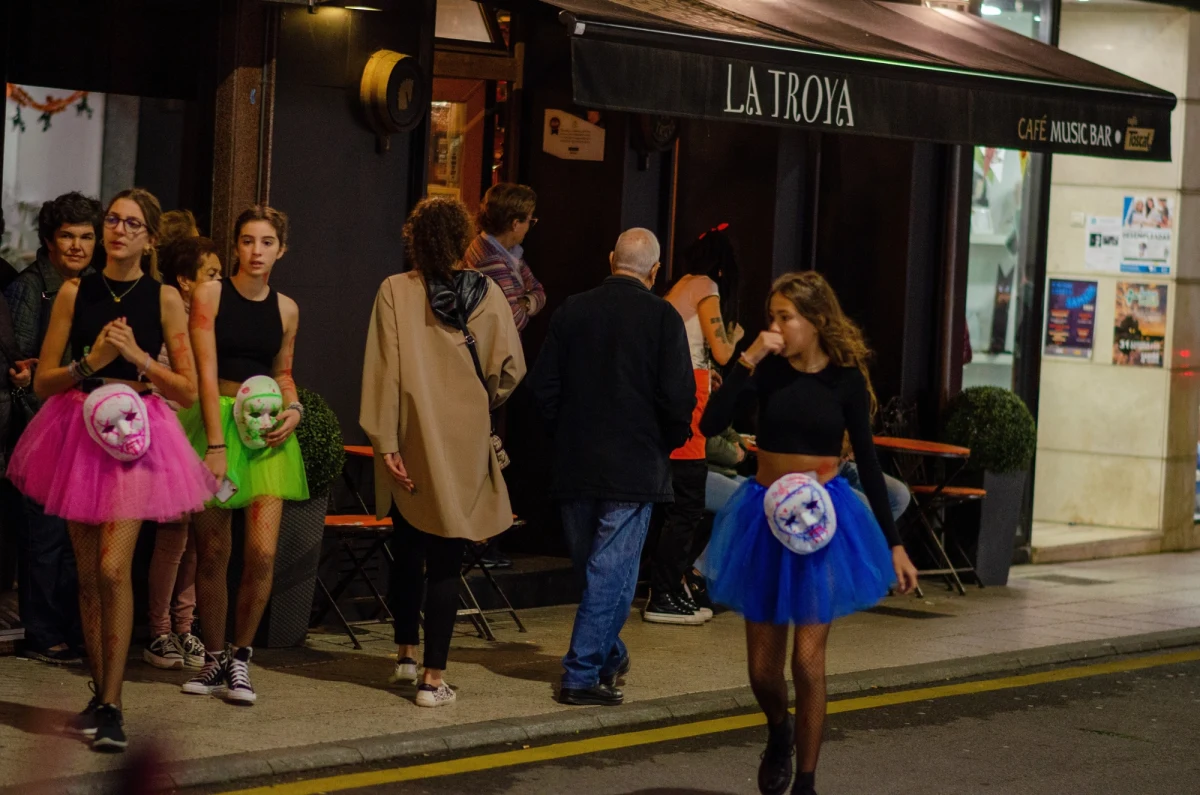 Mer podparyskiego miasteczka Triel-sur-Seine wydał rozporządzenie, które zakazuje nieletnim przebywania na ulicy w godzinach 23-5 bez zezwolenia rodziców. Zakaz podzielił mieszkańców. Władze tłumaczą, że chcą w ten sposób walczyć z przestępczością wśród młodzieży. Zarządzenie podważyli działacze organizacji broniących prawa człowieka.