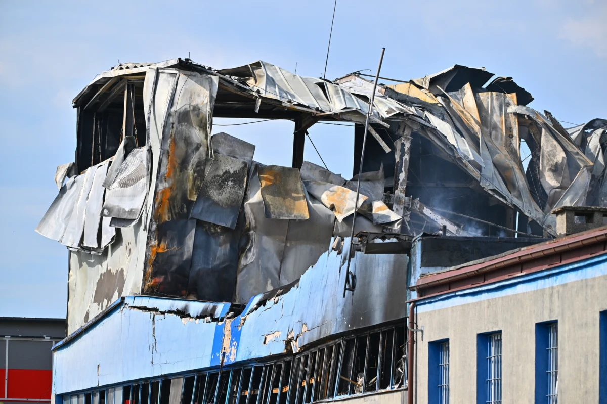 Prokuratura wszczęła śledztwo ws. niedzielnego pożaru hali w Mińsku Mazowieckim. Przyczyna pojawienia się ognia na razie nie jest znana. Policjanci, czekając na możliwość wejścia do środka, dokonali oględzin pogorzeliska z zewnątrz.