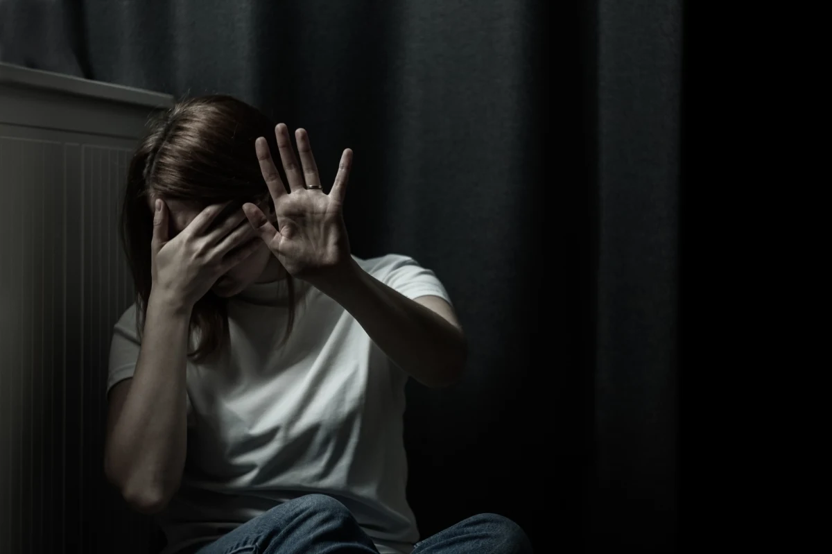 Gehenna mieszkanki Siemiatycz na Podlasiu trwała prawie 10 lat. Gdy wreszcie kobieta zdecydowała się opowiedzieć policjantom o przemocy domowej, mąż dzwonił z groźbami podczas jej pobytu w komisariacie.