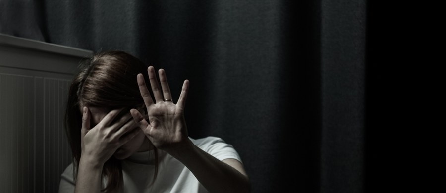 Gehenna mieszkanki Siemiatycz na Podlasiu trwała prawie 10 lat. Gdy wreszcie kobieta zdecydowała się opowiedzieć policjantom o przemocy domowej, mąż dzwonił z groźbami podczas jej pobytu w komisariacie.