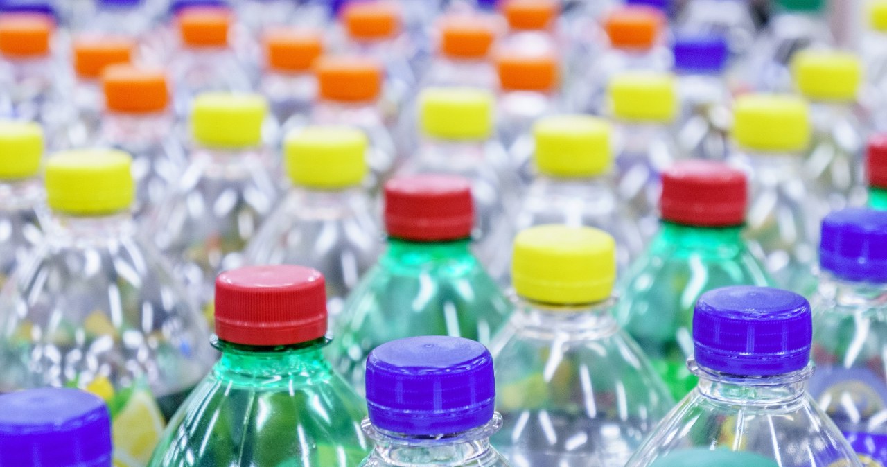 Naklejki na butelkach: Czy należy zrywać je przed wyrzuceniem?